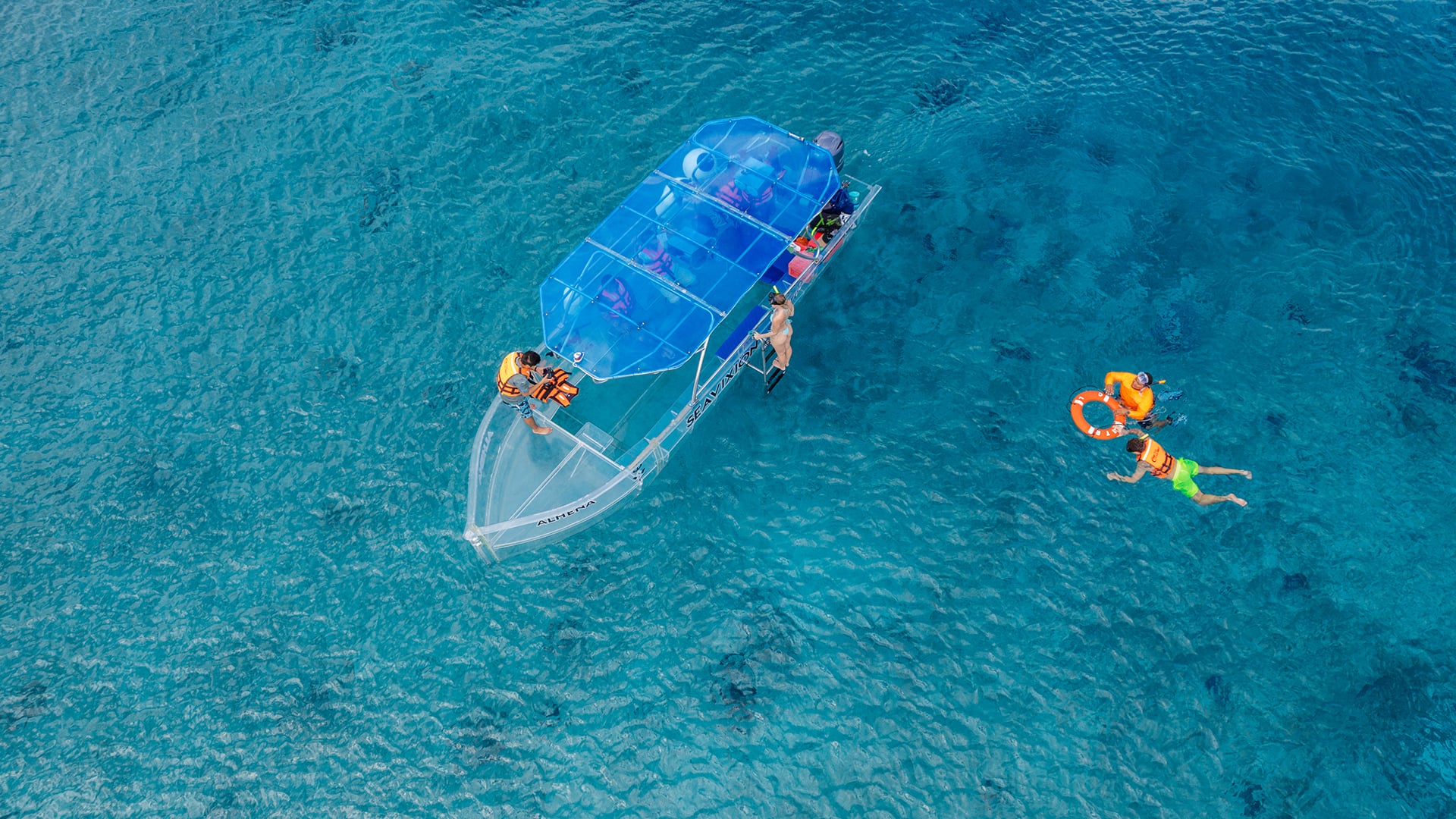 Descubre Cozumel en barco transparente y practica buceo de superficie